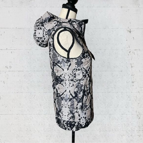 Lululemon The Fluffiest Vest Size 4 Goose Down Black Ziggy Snake Reversible - Picture 6 of 15